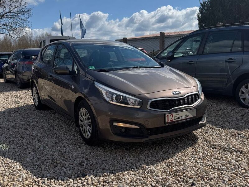 Braun Gebraucht 2016 Kia Ceed Limousine | 10.799 € (Fairer Preis) - Bild 1/4