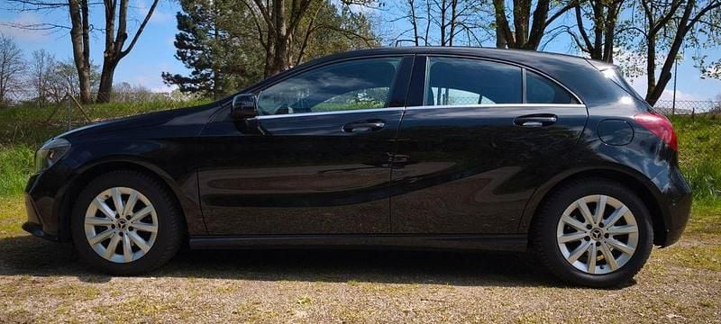 Schwarz Gebraucht 2018 Mercedes A180 Edition Limousine | 12.900 € (Guter Preis) - Bild 1/4