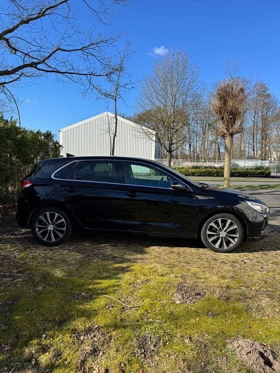 Gebraucht Hyundai i30 Intro Edition 140 PS (102 kW) 2017 Schwarz Limousine