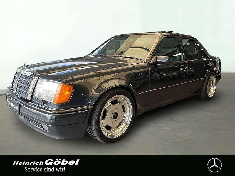 Blauschwarz Gebraucht 1992 Mercedes E500 Limousine | 79.500 € - Bild 1/4
