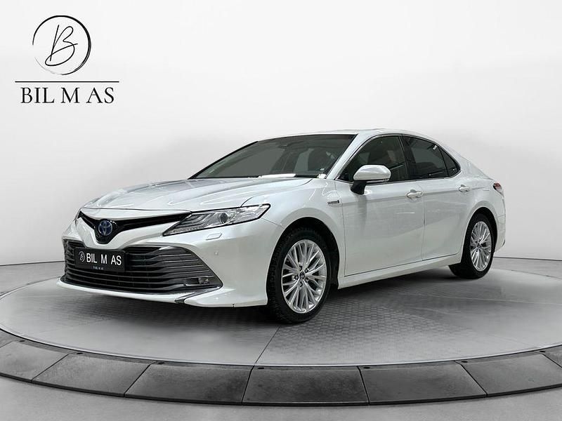 Weiß Gebraucht 2020 Toyota Camry Hybrid Limousine | 13.000 € - Bild 1/4