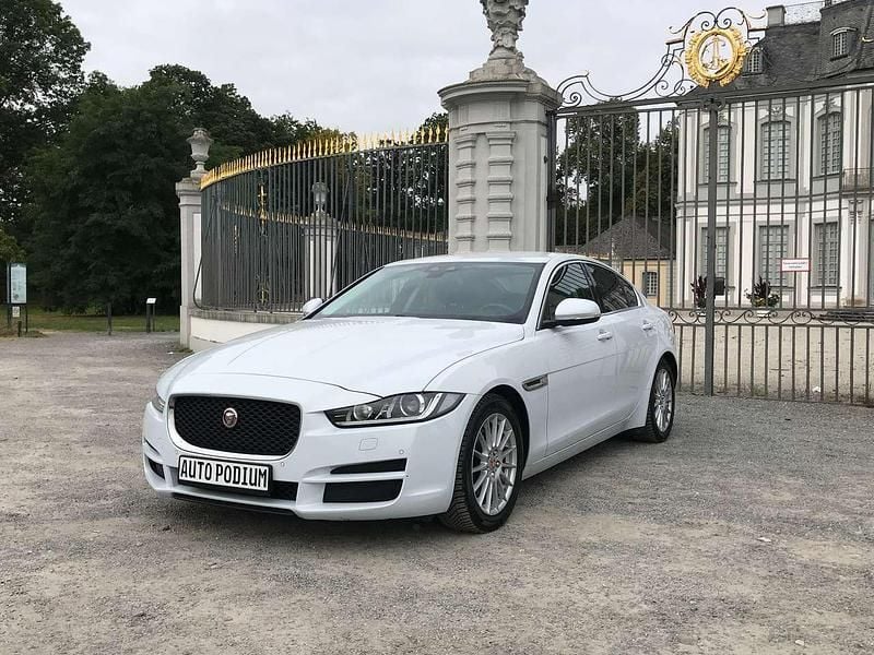 Weiß Gebraucht 2017 Jaguar XE Limousine | 12.450 € (Guter Preis) - Bild 1/4