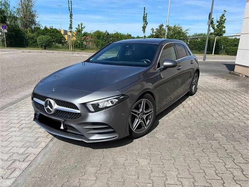 Grau Gebraucht 2018 Mercedes A180 Limousine | 20.000 € (Etwas zu teuer) - Bild 1/4