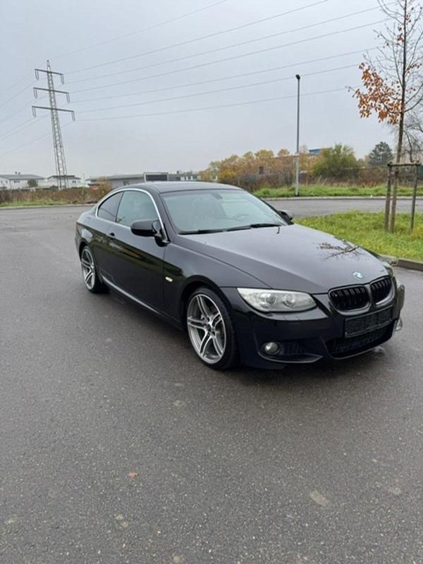 Schwarz Gebraucht 2011 BMW 330 Performance Coupé | 13.900 € (Fairer Preis) - Bild 1/4