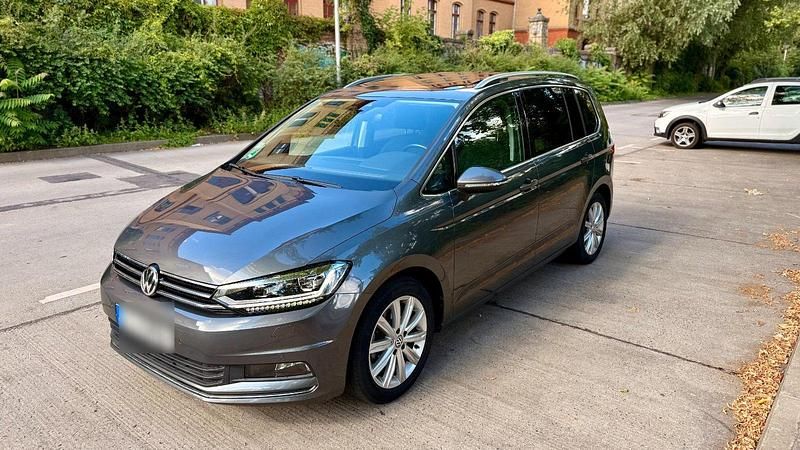 Grau Gebraucht 2019 VW Touran Highline Van / Kleinbus | 24.500 € (Fairer Preis) - Bild 1/4