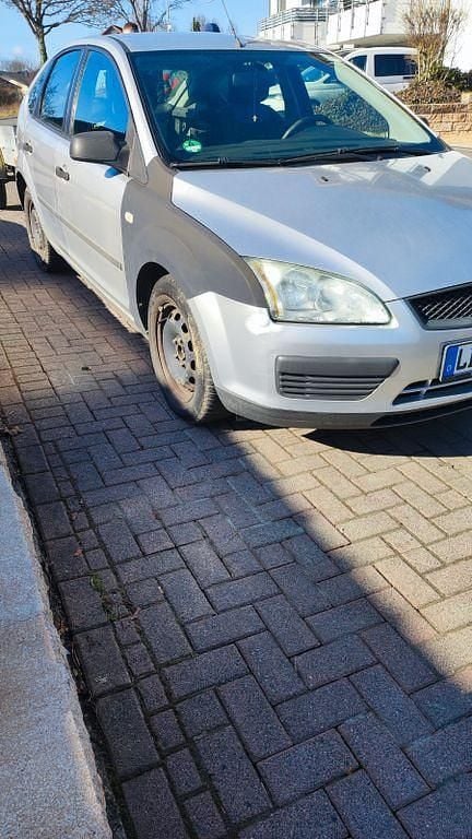 Gebraucht Ford Focus Trend 101 PS (74 kW) 2006 Silber Limousine