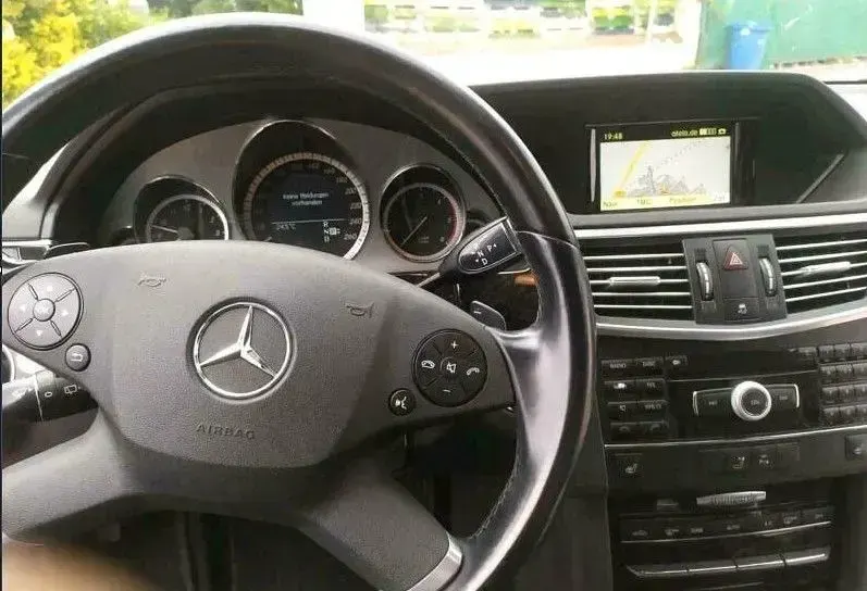 Gebraucht Mercedes E300 Avantgarde 204 PS (150 kW) 2010 Schwarz Limousine
