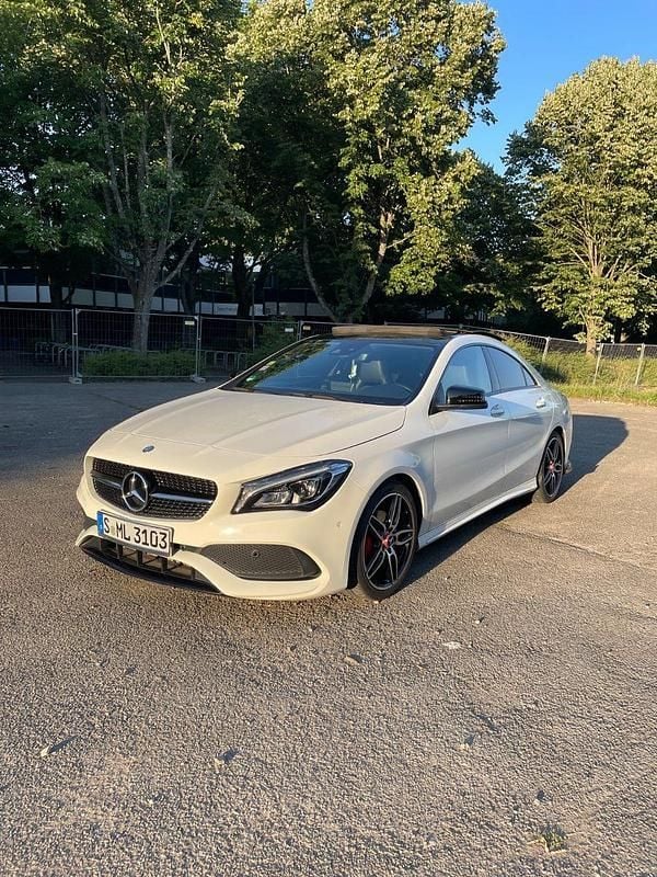 Weiß Gebraucht 2016 Mercedes CLA200 AMG line Coupé | 19.499 € (Teuer) - Bild 1/4