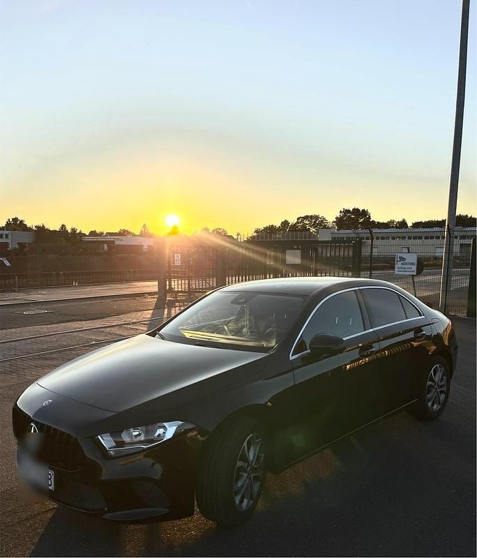 Schwarz Gebraucht 2020 Mercedes A180 Limousine | 22.000 € (Guter Preis) - Bild 1/4