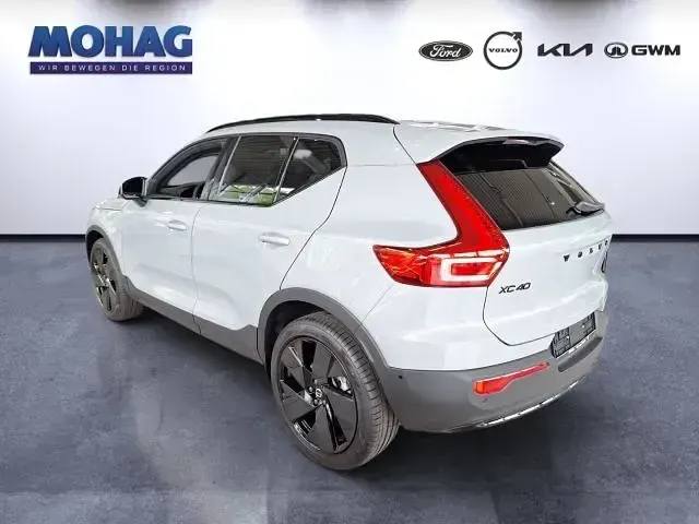 Neu Volvo XC40 Plus 163 PS (119 kW) 2026 Grau SUV