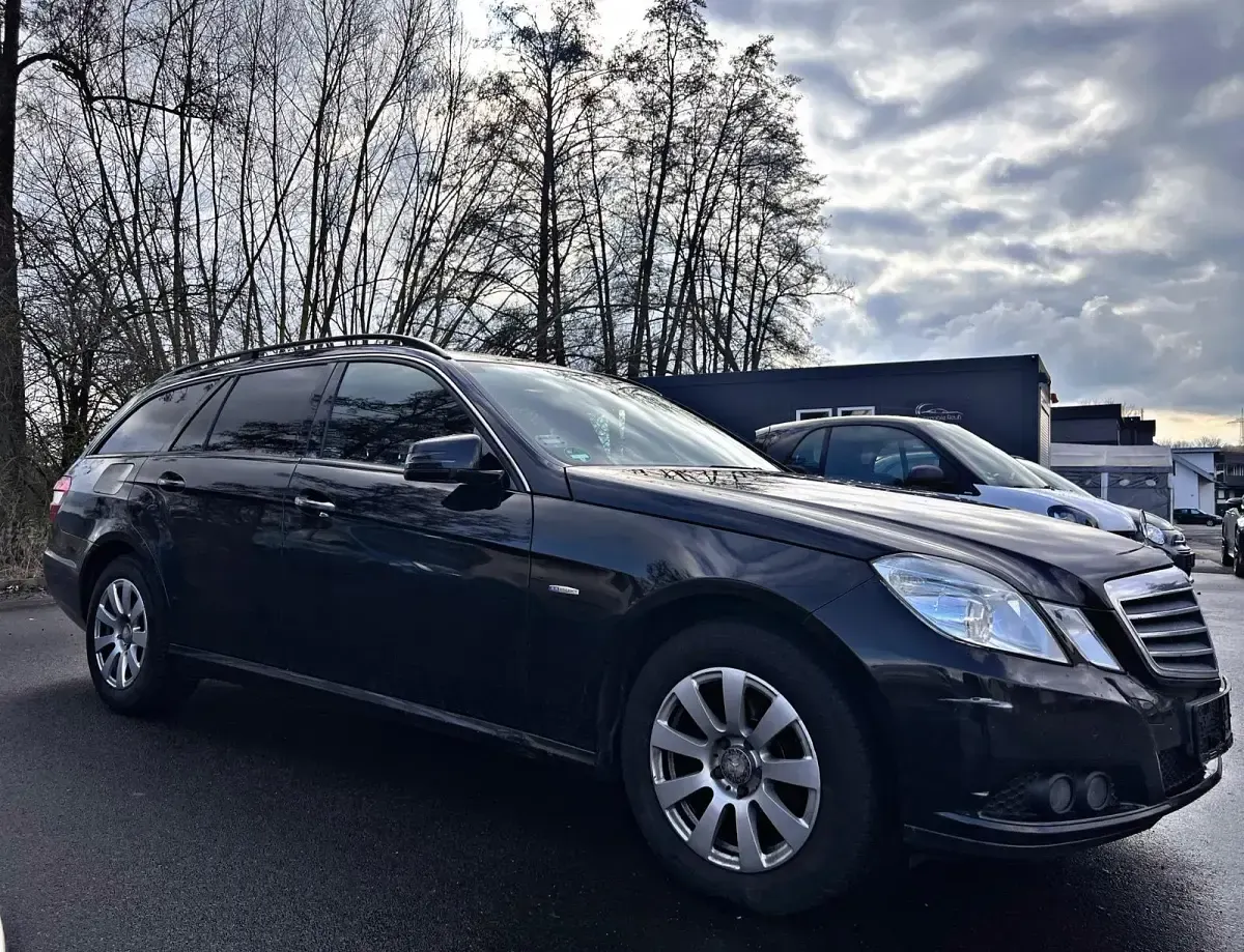 Second-hand Mercedes E200 184 CP (135 kW) 2010 Negru Break