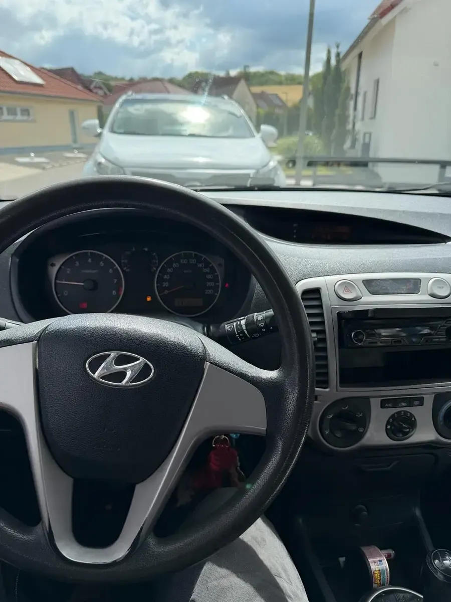 Gebraucht Hyundai i20 76 PS (55 kW) 2011 Grau Kleinwagen