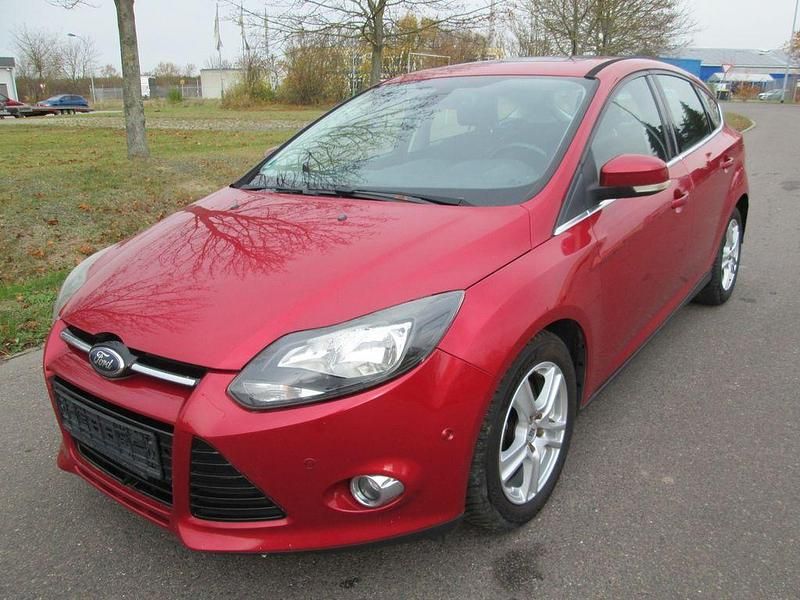 Gebraucht Ford Focus Titanium 150 PS (110 kW) 2011 Rot Limousine