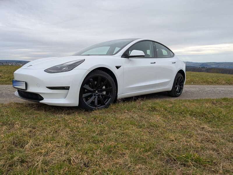 Weiß Gebraucht 2021 Tesla Model 3 Long Range AWD Limousine | 30.200 € (Teuer) - Bild 1/4