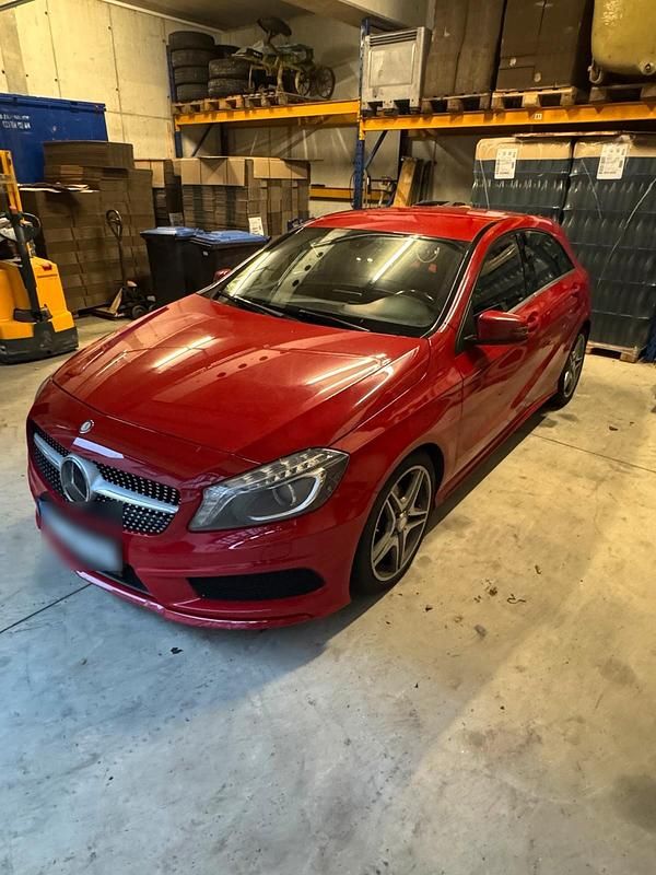 Rot Gebraucht 2015 Mercedes A180 AMG line Kleinwagen | 11.500 € (Fairer Preis) - Bild 1/4