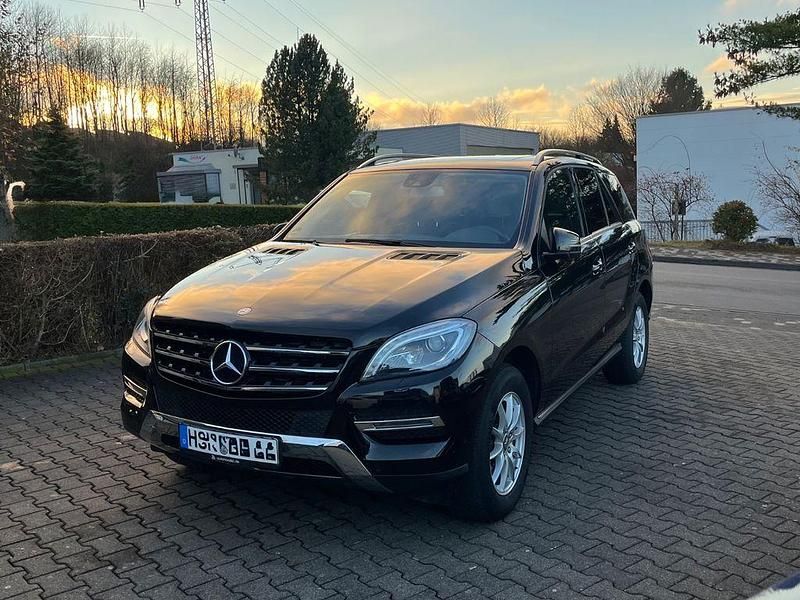 Schwarz Gebraucht 2013 Mercedes ML350 AMG SUV | 22.000 € (Fairer Preis) - Bild 1/4
