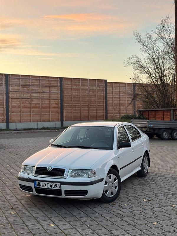 Weiß Gebraucht 2000 Skoda Octavia Limousine | 1.000 € (Guter Preis) - Bild 1/4