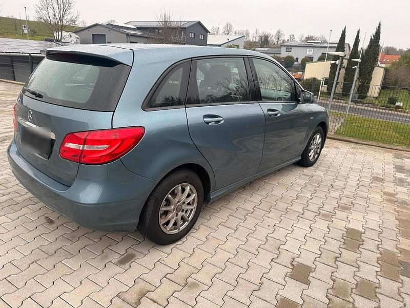 Gebraucht Mercedes B180 122 PS (89 kW) 2013 Blau Van / Kleinbus