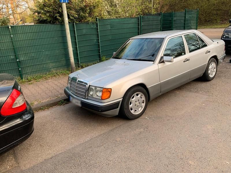 Second-hand Mercedes E250 94 CP (69 kW) 1990 Argintiu Berlinǎ