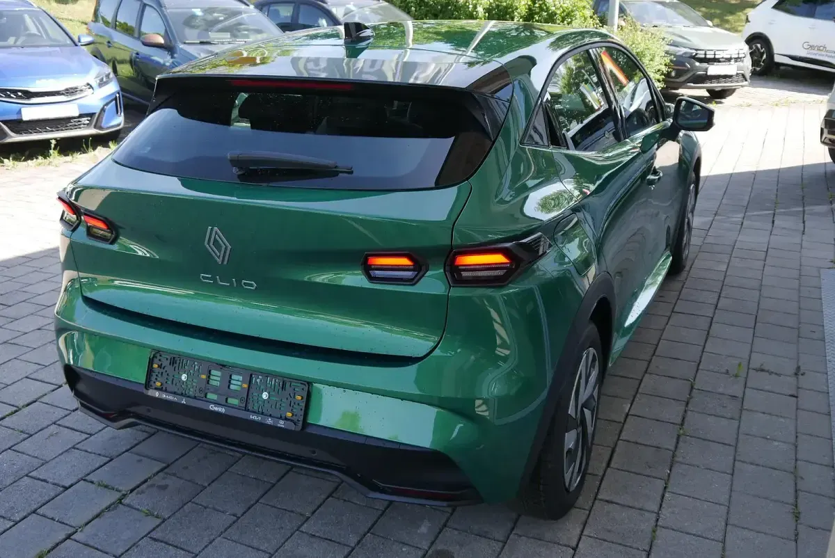 Neu Renault Clio V Evolution 114 PS (83 kW) 2026 Absolutgrün Limousine