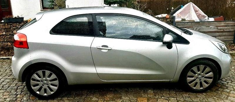 Silber Gebraucht 2012 Kia Rio 2 Kleinwagen | 6.249 € (Etwas zu teuer) - Bild 1/4