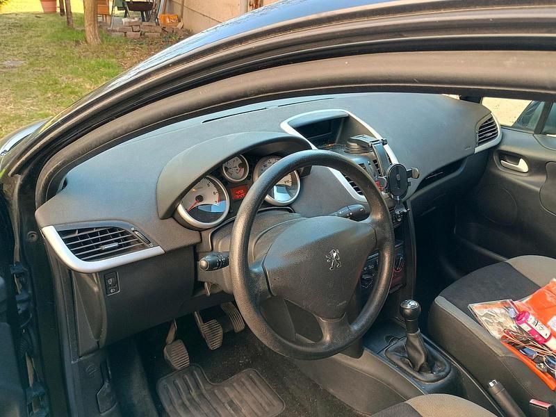 Gebraucht Peugeot 207 74 PS (54 kW) 2009 Schwarz Kleinwagen