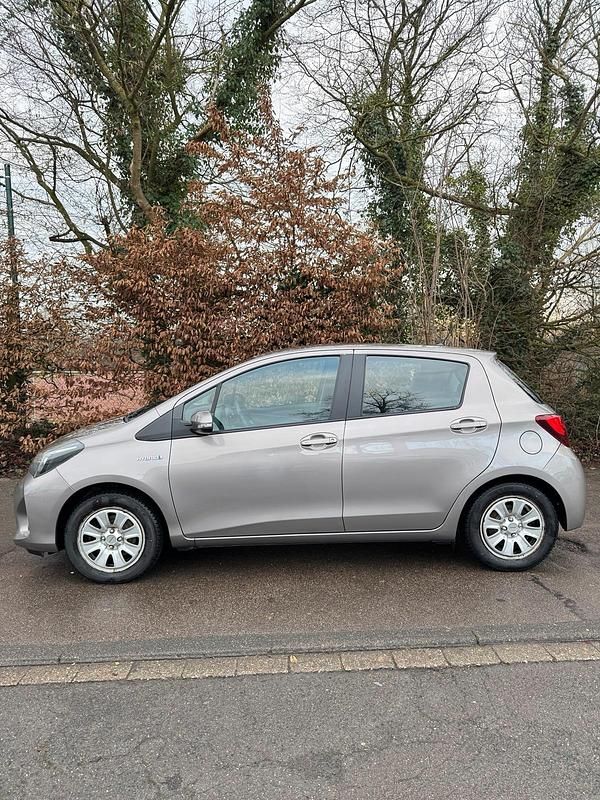 Gebraucht Toyota Yaris Hybrid 101 PS (74 kW) 2014 Andere farben Kleinwagen
