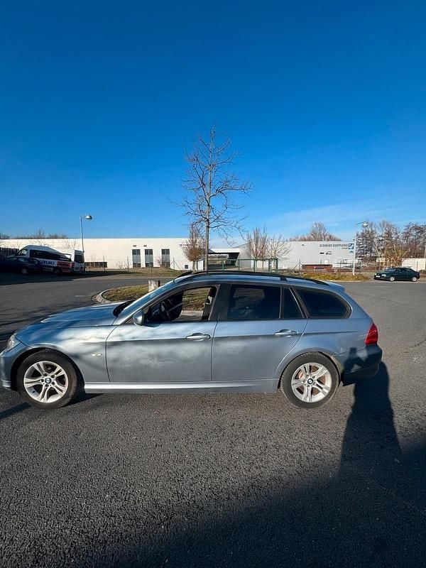 Gebraucht BMW 318 145 PS (106 kW) 2009 Blau Kombi