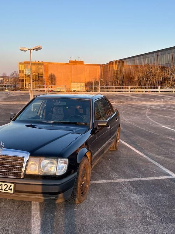 Gebraucht Mercedes 200 118 PS (86 kW) 1990 Schwarz Limousine
