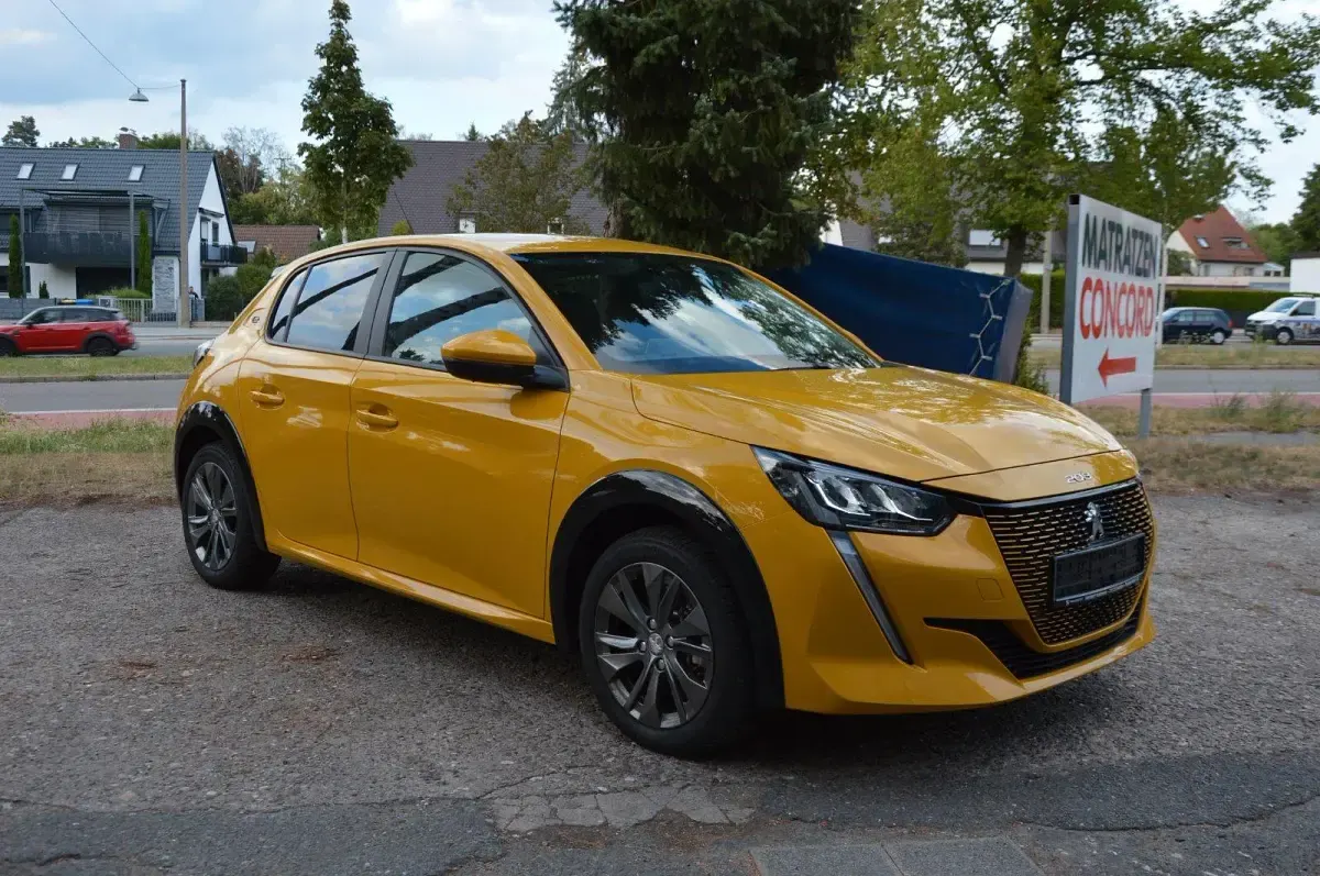 Gebraucht Peugeot e-208 100 kW (136 PS) 2021 Gelb Kleinwagen
