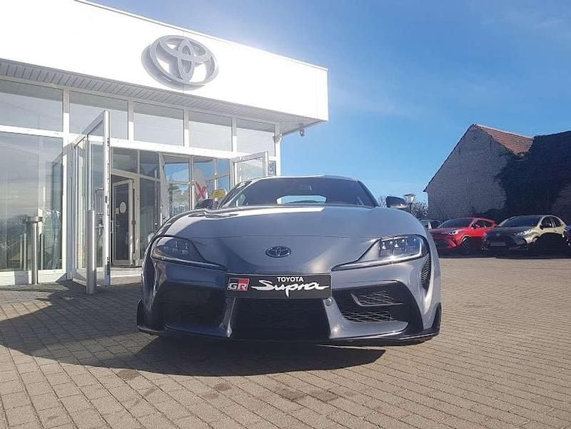 Neu Toyota Supra 258 PS (189 kW) 2025 Moeraki grey metallic Coupé