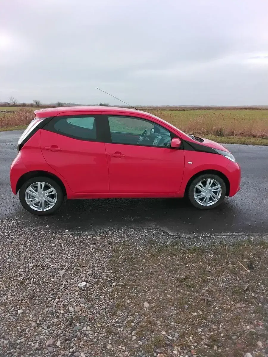 Gebraucht Toyota Aygo X-play 69 PS (50 kW) 2016 Rot Kleinwagen