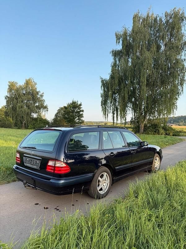 Gebraucht 2001 Mercedes E200 Kombi | 2.200 € (Superpreis) - Bild 1/4
