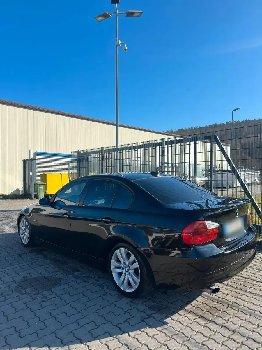 Gebraucht BMW 320 177 PS (130 kW) 2008 Schwarz Limousine