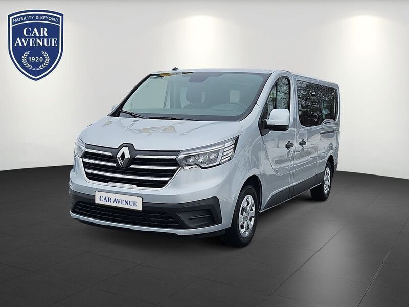 Grau (highland grey (grau)) Gebraucht 2023 Renault Trafic Life Van | 35.440 € (Guter Preis) - Bild 1/4