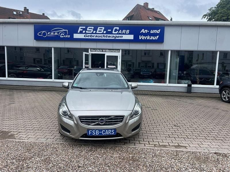Grau Gebraucht 2012 Volvo V60 Summum Kombi | 6.950 € (Superpreis) - Bild 1/4