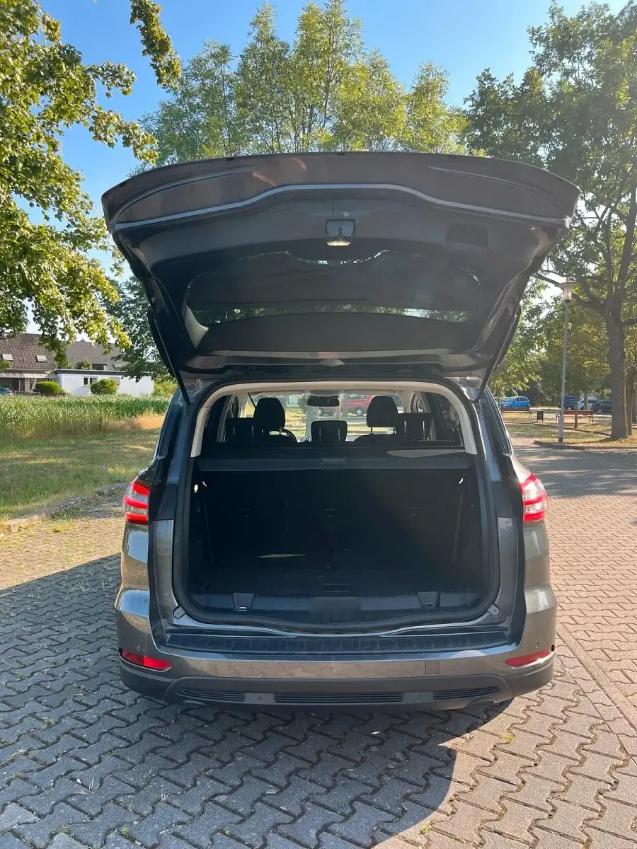 Gebraucht Ford S-MAX Titanium 150 PS (110 kW) 2017 Grau Van / Kleinbus