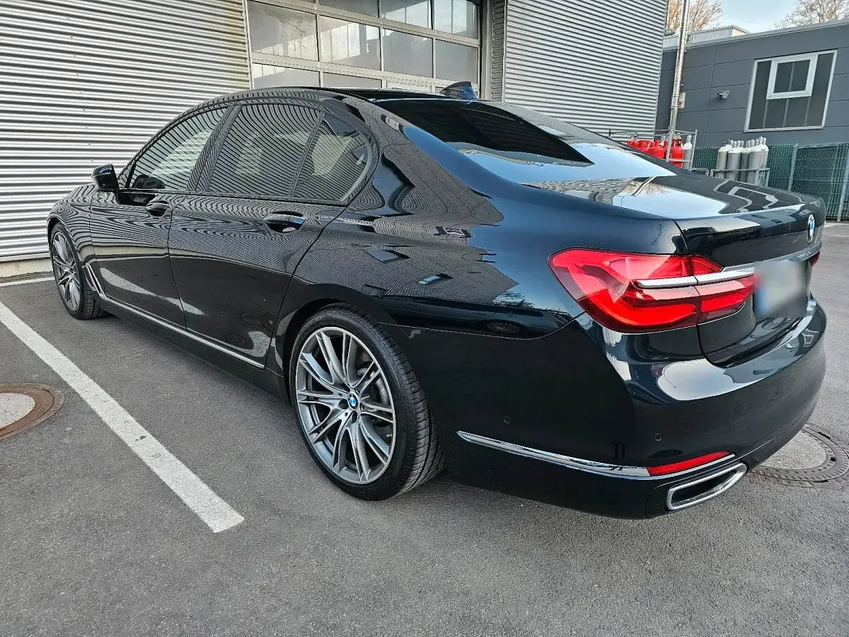 Gebraucht BMW 750 Shadowline 449 PS (330 kW) 2017 Schwarz Limousine