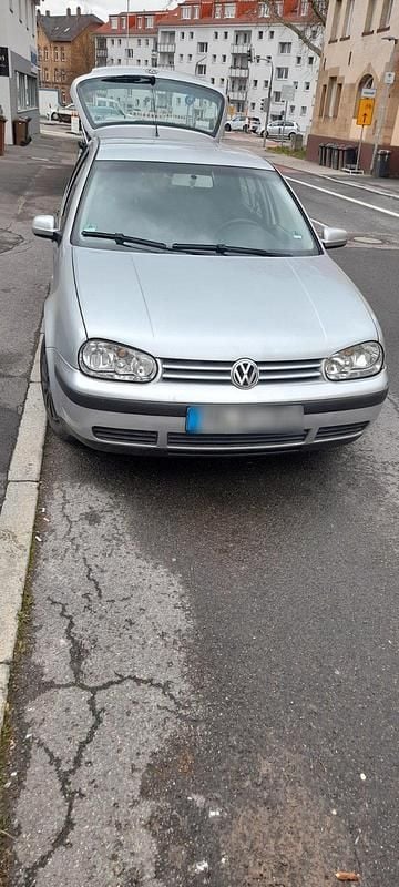 Second-hand VW Golf IV 102 CP (75 kW) 2002 Argintiu Berlinǎ