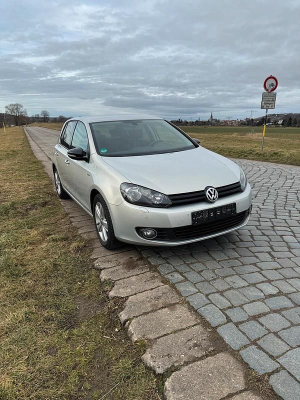 Gebraucht VW Golf VII 105 PS (77 kW) 2012 Silber Limousine