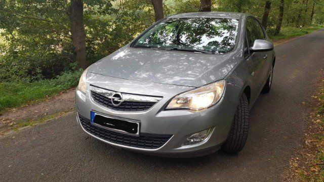 Gebraucht Opel Astra Design Edition 165 PS (121 kW) 2011 Grau metallic Kombi