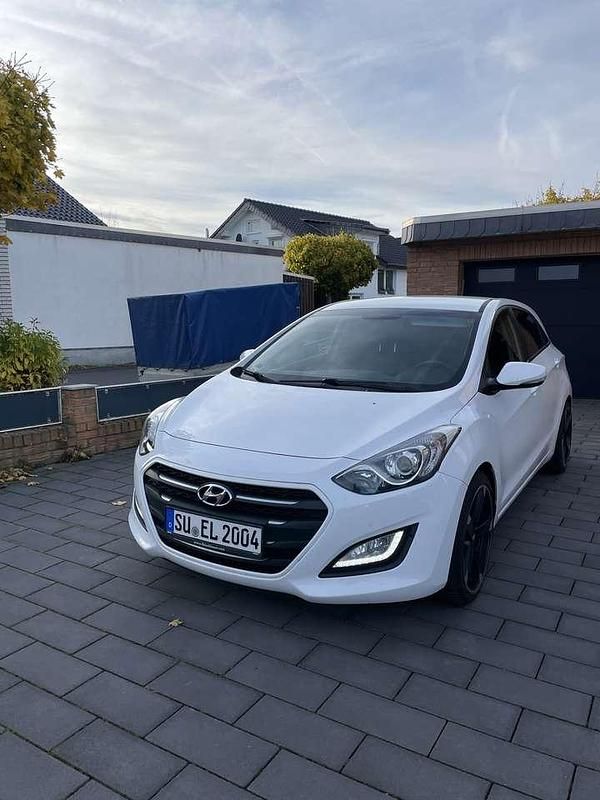 Weiß Gebraucht 2015 Hyundai i30 Classic Limousine | 8.500 € (Etwas zu teuer) - Bild 1/4