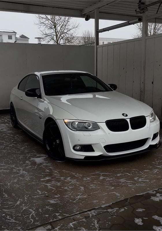 Weiß Gebraucht 2013 BMW 320 M Sport Coupé | 12.950 € (Etwas zu teuer) - Bild 1/4