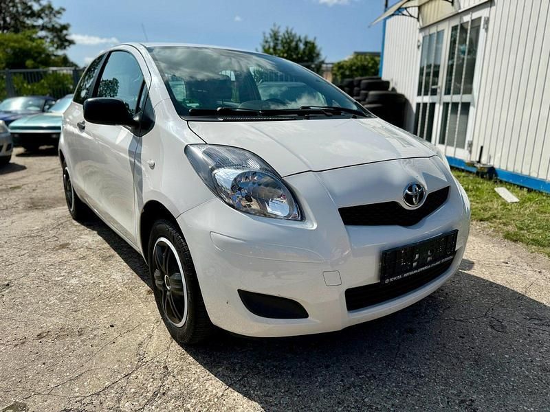 Weiß Gebraucht 2009 Toyota Yaris Cool Limousine | 2.790 € (Fairer Preis) - Bild 1/4