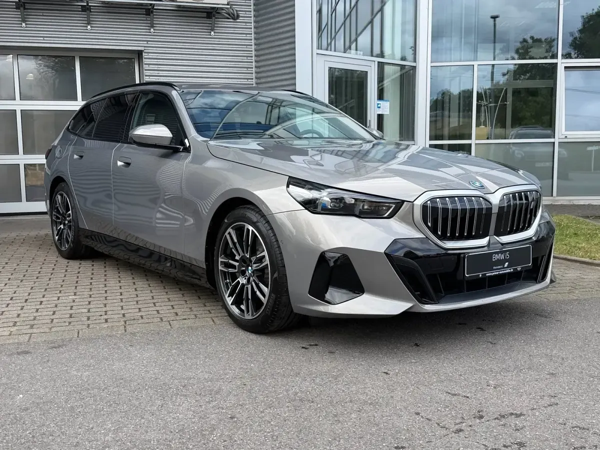 Neu BMW i5 M Sport 250 kW (340 PS) 2026 Silber Kombi