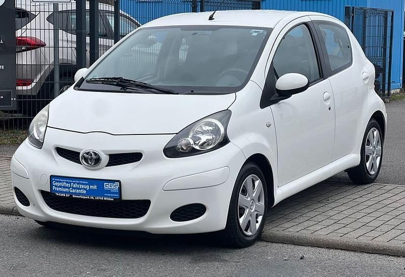 Gebraucht Toyota Aygo 68 PS (50 kW) 2011 Weiß Kleinwagen