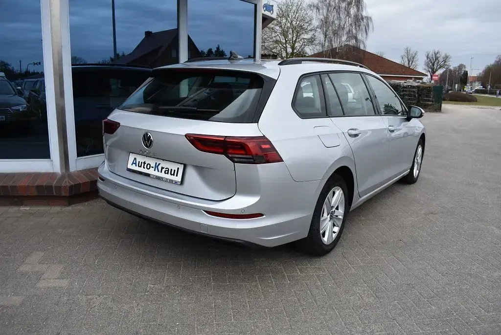 Gebraucht VW Golf VIII Life 150 PS (110 kW) 2022 Reflex silver metallic Kombi