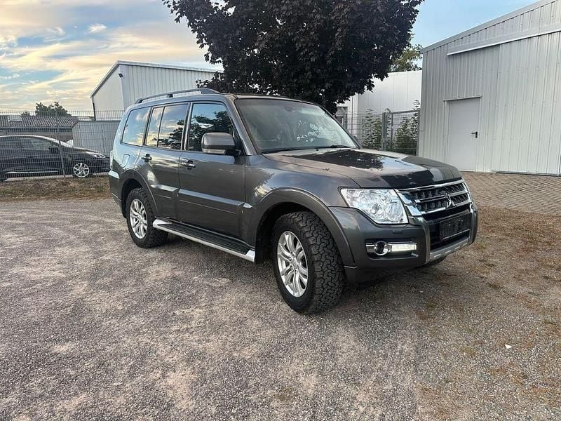 Grau Gebraucht 2018 Mitsubishi Pajero Edition SUV | 13.500 € (Superpreis) - Bild 1/4