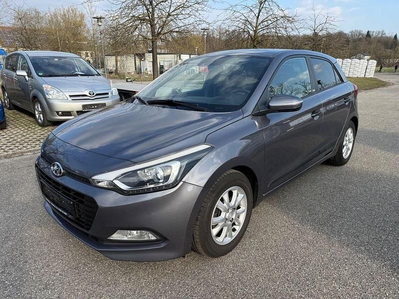 Gebraucht Hyundai i20 Passion 101 PS (74 kW) 2016 Grau Limousine
