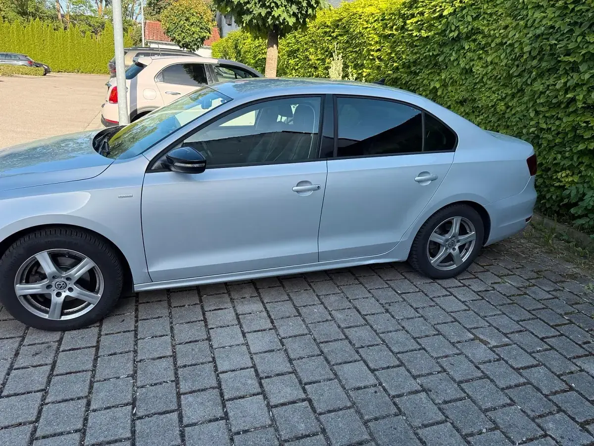Gebraucht VW Jetta 105 PS (77 kW) 2012 Grau Limousine
